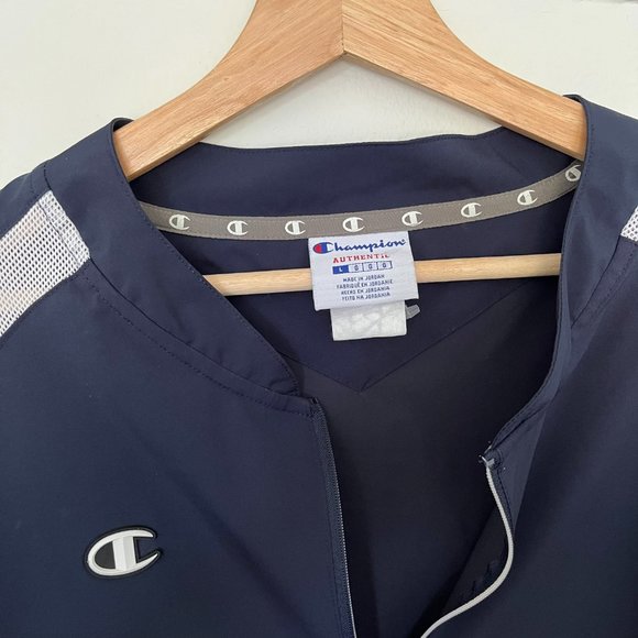 Vintage Champion Windbreaker with Big Pocket and Unzippable Sleeves - Picture 4 of 7